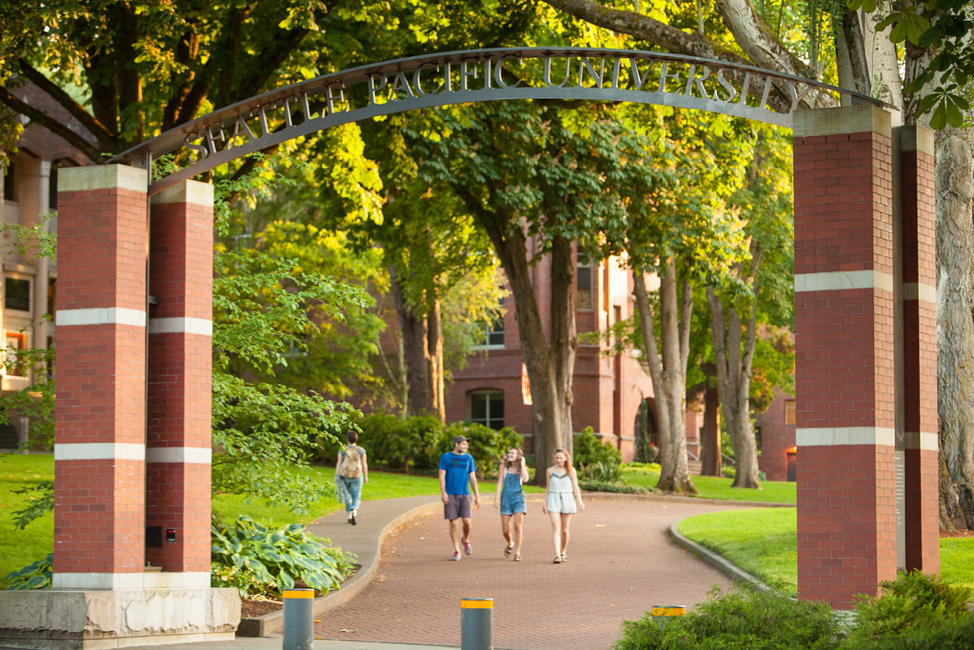 Pacific university. Тихоокеанский университет Сиэтла. Кампус университета Сиэтла. Брауновский университет кампус внутри. Университет города Сиэтл.